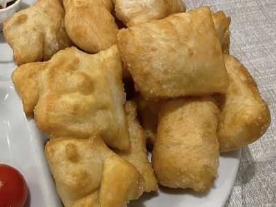 Frittelle � E per la gioia dei pi� piccoli, quando in casa si preparavano pizze e focacce, le nonne friggevano gli avanzi della massa creando delle gustosissime frittelline. Il risultato erano delle sottilissime sfoglie di forma rettangolare o romboidale vuote all�interno e condite solo con un pizzico di sale  