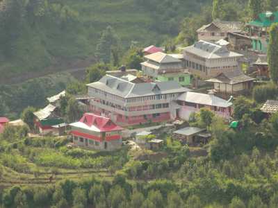 Pu� definirsi un villaggio la Bari indiana posta nel distretto di Shimla, nello stato dell'Himachal Pradesh: 323 abitanti che popolano un�area immersa nel verde dell�estensione di 2,18 km quadrati.


(Foto di Vivekdewanta)