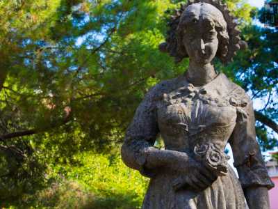 Identiche sculture che adornano anche il verdeggiante e sontuoso giardino...