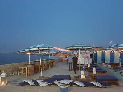 ...che di sera diventavano protagonisti dell�area relax tra divanetti, panche e lucine