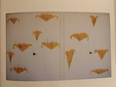 ...rappresentanti delle fiaccole di cera da cui fuoriuscivano tracce di fumo che si innalzavano verso il cielo