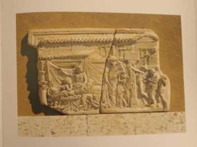 Un tempo mostrava un rilievo di et� romana trovato nella citt� di Efeso che rappresentava l�incontro tra il dio Dioniso e Icaro