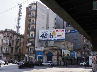 Andiamo ora sull�extramurale Capruzzi. A sinistra del ponte XX settembre, fino al 2020, era ancora visibile una vecchia bottega, ultimo retaggio del passato industriale di quest�area