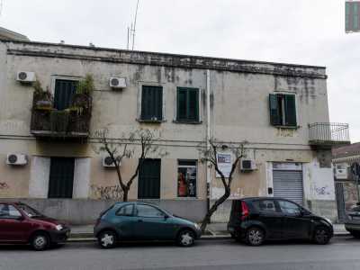 ...l'unico palazzo di Bari che conservava una scritta risalente al ventennio fascista