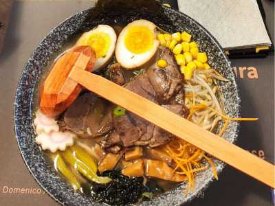 Alcuni ristoranti giapponesi si sono poi specializzati nel ramen, tipici spaghetti di frumento serviti in brodo di carne o pesce