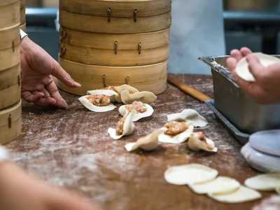 Da segnalare infine il Dumpling bar, attivo in via Nicolai dal 2023: � la casa del raviolo tradizionale cinese, proposto in molte varianti (foto del sito www.dumplingbarbari.com)