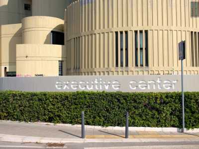 ...ai cui piedi vi � il nome dell�Executive