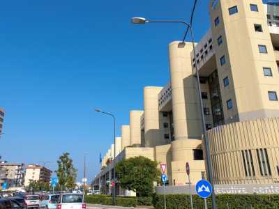 ...e da 10 alte torri che includono le scale e gli ascensori 