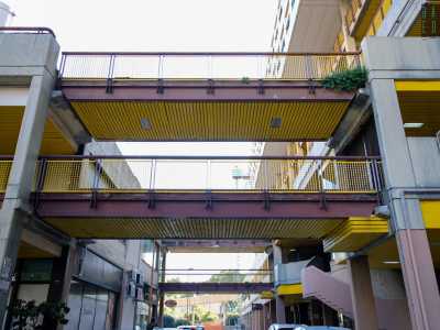 Incrociamo anche numerose passerelle sospese, prima usate per collegare i diversi edifici, ma adesso serrate e malconce