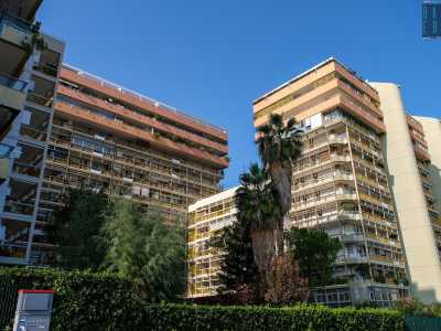 ...composta da quattro palazzoni alti fino a 15 piani che ospitano un totale di 700 appartamenti
