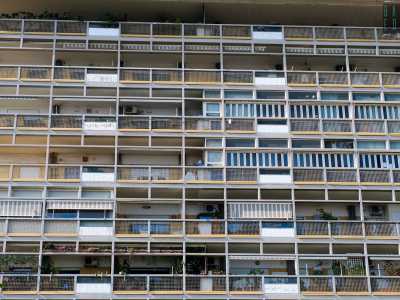 ...con balconi e finestre affiancati senza soluzione di discontinuit�