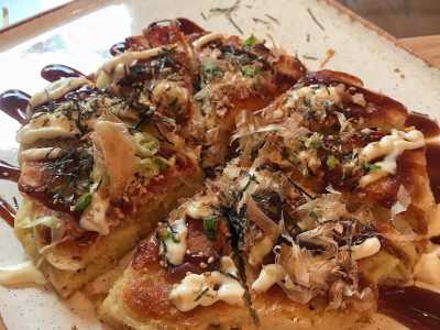 ...l�okonomiyaki (una frittella agrodolce)...