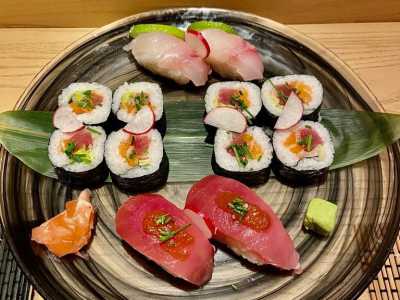 ...passando per le tempure fino ai pi� classici sushi e sashimi, preparati soltanto per� solo nei giorni in viene trovato il pesce adatto