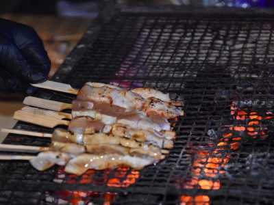 Tra i piatti cotti in questo modo ci sono gli yakitori, spiedini grigliati realizzati con differenti parti del pollo