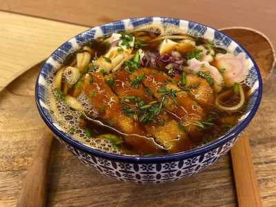 Nel ristorante si potranno assaggiare piatti come il ramen...