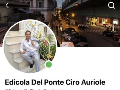 L�uomo un anno fa ha aperto un profilo social: non per� con il suo nome come fanno tutti, ma con quello dell�esercizio commerciale che porta avanti da quasi trent�anni: l'edicola del ponte
