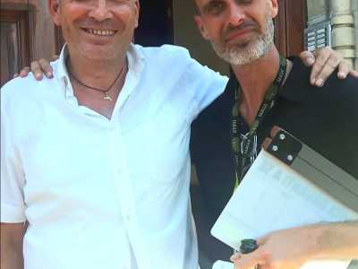 ...ed Edoardo Ponti, regista del film �La vita davanti a s� con Sophia Loren, girato proprio vicino all�edicola