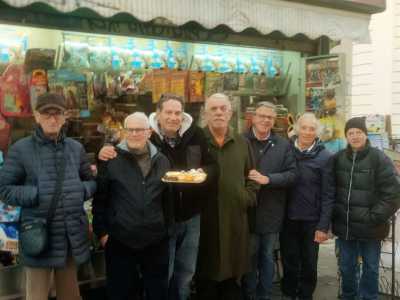 E all�edicola del ponte non manca mai l�occasione per festeggiare