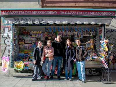 A testimoniare il continuo movimento nei pressi dell�attivit� di Auriole ci pensano i selfie che immortalano l�edicolante a fianco dei tanti �seguaci� che vanno a trovarlo