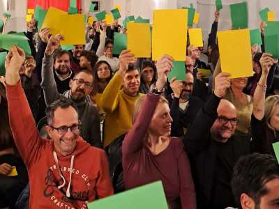 Alla fine di ogni gioco gli spettatori votano sollevando il cartoncino  verde o giallo: chi riceve pi� preferenze vince