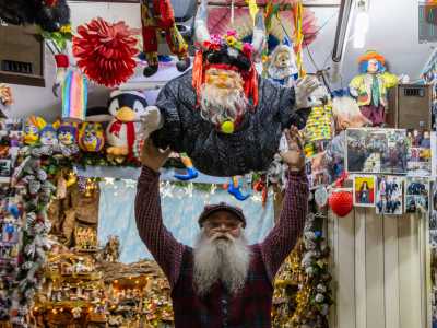 E Santoro dal canto suo ha creato persino una maschera carnevalesca con le sue sembianze che indossa per il goliardico �gioved� dei cornuti�
