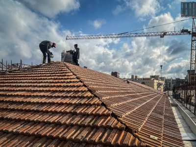 ...e le originali tegole dei tetti che verranno restaurate e riposizionate