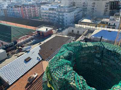 Infine Giacomo ci fa vedere delle immagini scattate dall�alto, oltre l�impressionante bocca della ciminiera