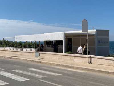 Si tratta di uno spazio terrazzato a ridosso del mare che gi� la scorsa estate ha ospitato un bar-ristorante provvisorio posato su pedane in legno