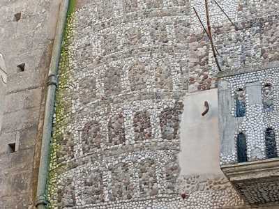 A sinistra del balcone si trova infine un disegno che si allunga verso l�alto, dove decine di archetti sono disposti a formare i diversi piani della torre pi� famosa d�Italia: quella di Pisa