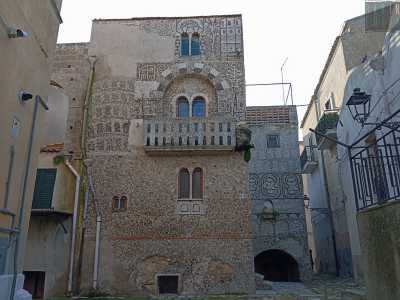 La Casa ci appare subito nella sua particolare bellezza