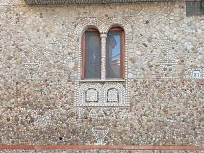 ...Ma ci sono anche diverse bifore che, oltre a quella del balcone, decorano le finestre�