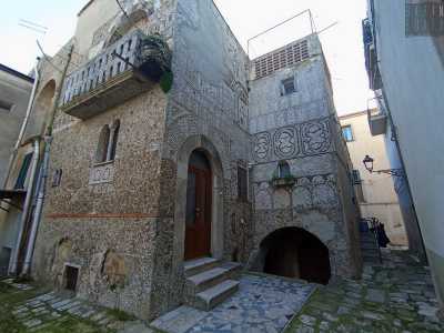 Organizzata su due livelli, � completamente ricoperta di gusci...