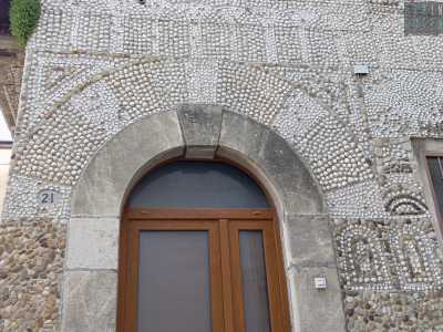 Notiamo ad esempio come sulla chiave di volta dell�arco che incornicia la porta d�ingresso siano incise le iniziali P.G. (�Policarpo Gerardo�): si riferiscono al pap� di Giulio che all�inizio del 900 costru� la palazzina