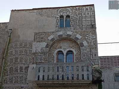 Ad affascinarci � poi il piccolo balconcino in pietra sul quale spicca, in chiaro, una bifora che fa da cornice alla finestra...
