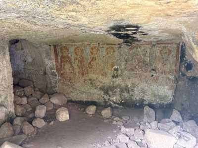 Per poi giungere nel territorio di Crispiano. Il paese � stato abitato dai greci, come testimoniano numerosi reperti tra cui il �Corredo tombale�, che costituisce uno dei pezzi pi� importanti degli "Ori di Taranto� conservati nel museo MArTa