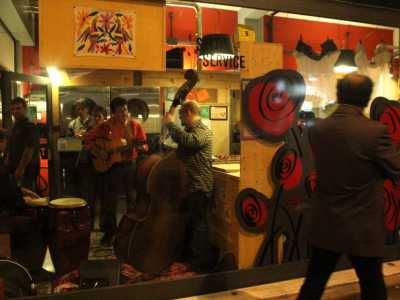 Concerto improvvisato nella lavanderia in via Crisanzio