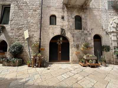Ed � proprio al piano terra dell�antico edificio che si trova l�abitazione di Carla, facilmente riconoscibile perch� circondata da vasi e piante di ogni tipo