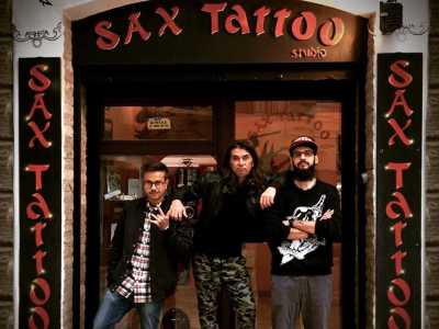 ...dopo essere stato tra i primi a disegnare in citt� nel suo �Sax Tattoo�, a Bari Vecchia