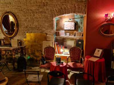 Ci si ritrova cos� in una sala arredata con una sfarzosa mobilia risalente all�800...