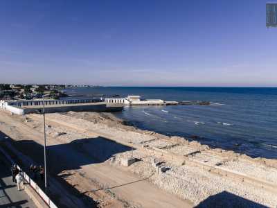 Un gentile signore ci permette di salire sulla terrazza del suo appartamento per ammirare dall'alto il "nuovo" lungomare. Qui ci voltiamo verso sinistra...