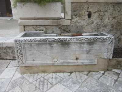 Parte frontale del sarcofago medievale della badessa Guisanda Sebaste collocato nel cortile interno del castello, a ridosso della scalinata che conduce al piano superiore. L'angolo inferiore destro � danneggiato