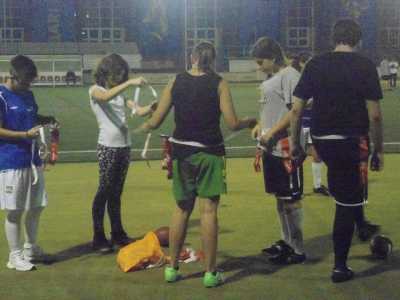 Il gruppo indossa le cinture per giocare a flag football