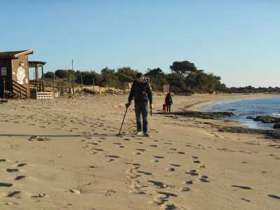 Sempre su una spiaggia alla ricerca di oggetti preziosi