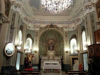 L'interno della chiesetta. Dietro l'altare si nota il quadro di San Michele intento a sconfiggere Lucifero, mentre a sinistra spicca la statua dorata del santo