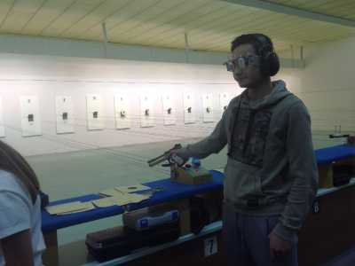 Domenico Accettura, atleta della nazionale italiana. Da notare l'attrezzatura tipica di chi tira di pistola: cuffia, occhiali protettivi e cannocchiale