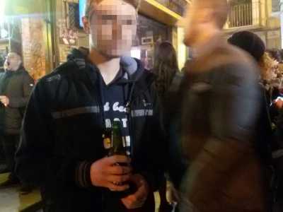 Ancora Claudio con la nuova birra appena servita
