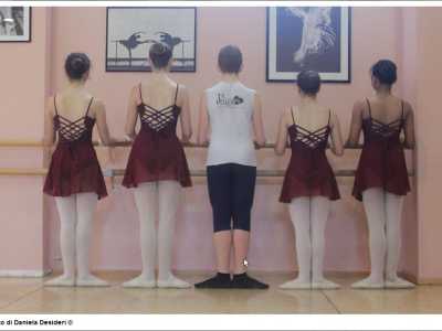 Una classe di danza classica durante gli esercizi alla sbarra