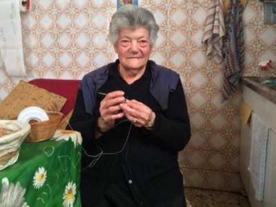 �Ho iniziato a tessere all'et� di 7 anni - rammenta l'anziana - sotto la guida di mia madre� (foto di Luca Carofiglio)