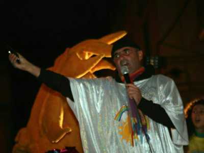 Don Salvatore De Pascale mentre canta sul carro