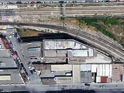 ...che si adatta all�andamento curvilineo degli adiacenti binari della ferrovia, sui quali l�immobile si affaccia